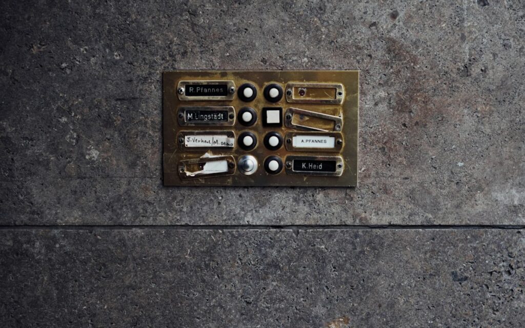 Door buzzer panel for several flats